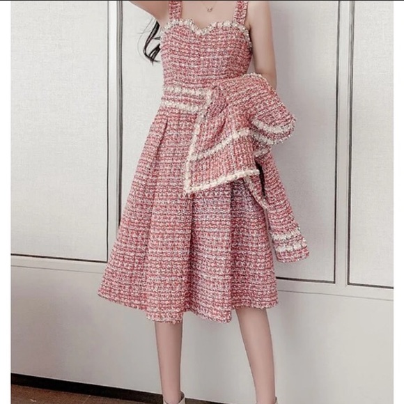 ⭐️SOLD⭐️Gorgeous tweed and pearl Jacket and Dress set - Picture 8 of 16